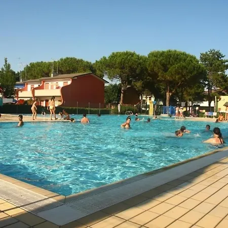 6 People In A With Swimming Pool - By Beahost Apartman *