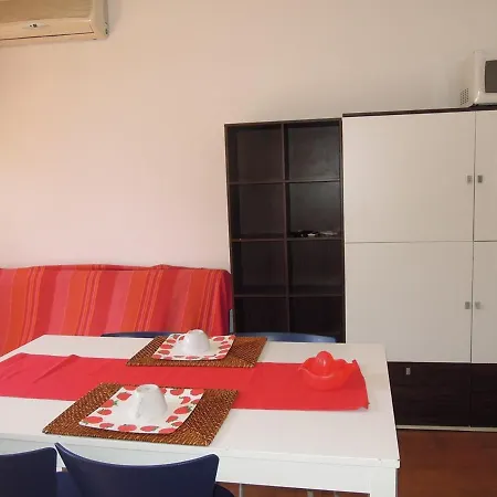 Apartman 6 People In A With Swimming Pool - By Beahost *